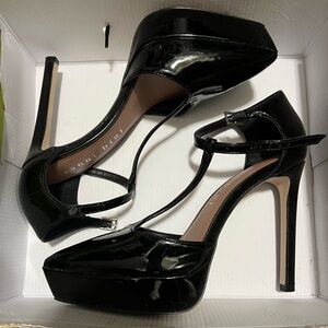 Size 8 Gianni Bini black patent heels